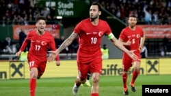 ჰაკან ჩალხანოღლუ ამხანაგურ მატჩში ავსტრიის კარში გატანილ პენალტს აღნიშნავს. მატჩში თურქეთი ანგარიშით 6-1 განადგურდა. 26 მარტი, 2024.