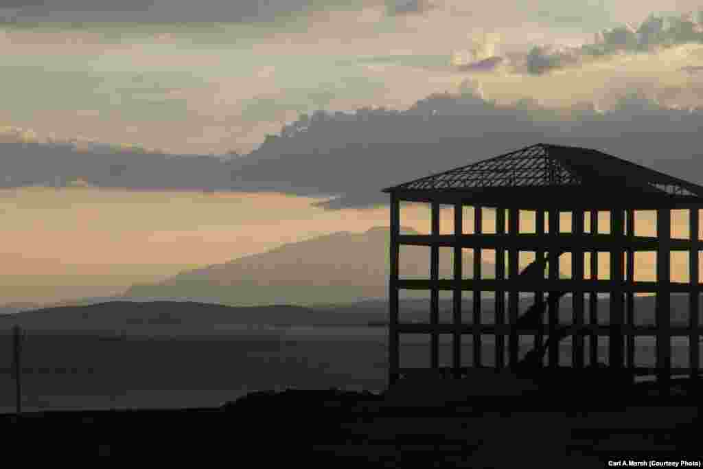 Вид на восточный берег озера Ван в Турции, ставший вторым домом для кыргызских беженцев из Афганистана. Нагорье лучше всего подходят для овцеводства, но кыргызы получили холодный прием, оказанный курдами, которые составляют 100 процентов от населения турецкого региона Ван. 