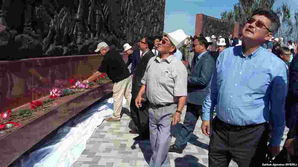 2016-жылдын баш оона жана аяк оона айларында кыргызстандыктар 1916-жылкы улуттук боштондук көтөрүлүштүн 100 жылдыгына арналган эскерүү жөрөлгөлөрүн өткөрүүнү улантышты. Тарыхчы жана жазуучу Арслан Капай уулу (алдыда) "Ата-Бейитте". 02.9.2016.&nbsp;