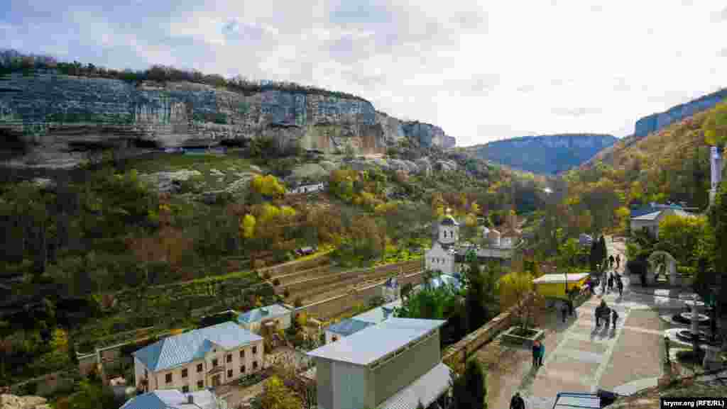 Тільки за останні роки в обителі відновлені чотири з п'яти монастирських храмів, а ще келійні корпуси, будинок настоятеля, частково завершено будівництво ще двох церков. Не випадково тепер щільно забудоване в долині місце називають не інакше як &laquo;кримський Афон&raquo;