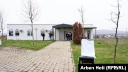 Ndërtesa ku po mbahej e pamja për gruan e vrarë në fshatin Stanoc, Komuna e Vushtrrisë.