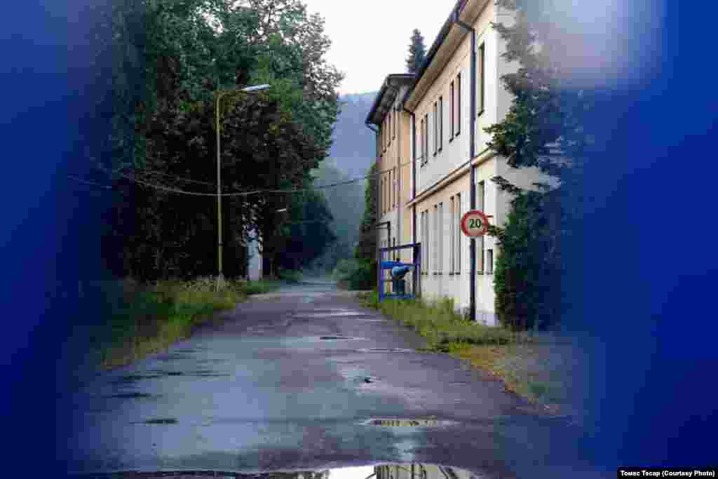 Часть строений заброшена и разваливается. "Голые стены, протекает кровля", - говорит прохожий, который что-то покупал в киоске.&nbsp;По его словам, оборудования на заводе уже нет, но все же территория не пустует. Бывший работник сообщил, что примерно две компании арендуют площади.&nbsp; &nbsp;