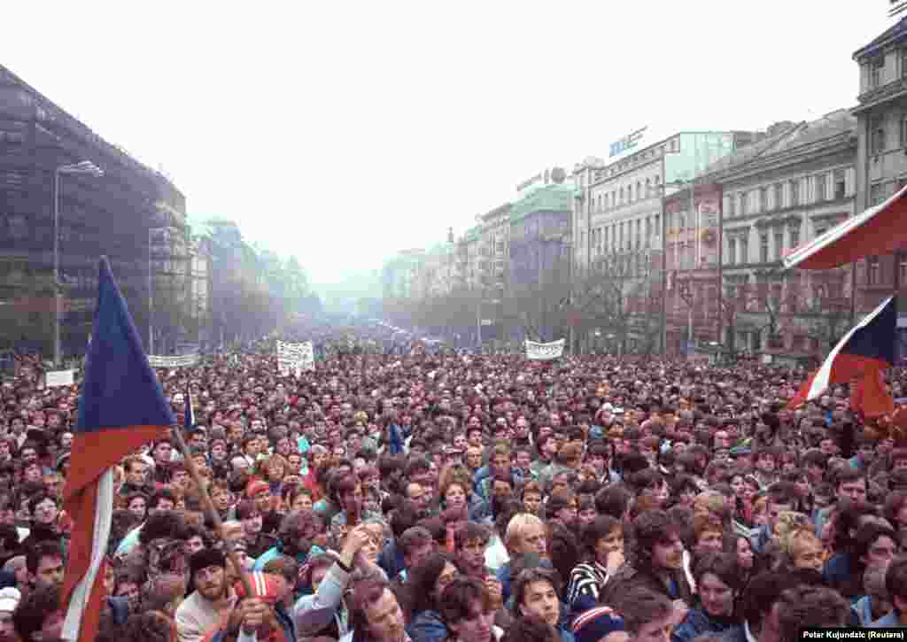 21 ნოემბერს პრაღის ქუჩებში 200 ათასზე მეტი კაცი გამოვიდა. ეს საპროტესტო დემონსტრაციების ზედიზედ მეხუთე დღე იყო.