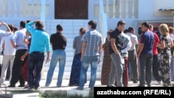 Türkmenabadyň migrasiýa edarasynyň öňünde garaşýan raýatlar. (Arhiw suraty)