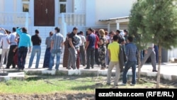 Очередь перед миграционной службой. Туркменистан (фото из архива)   