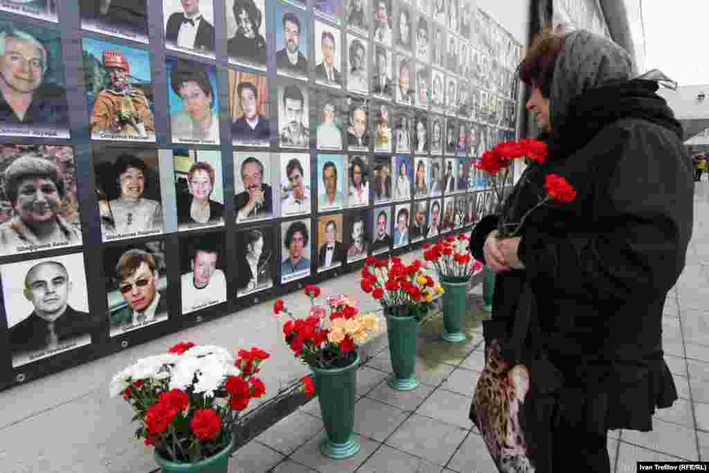 Акція пам'яті загиблих в Театральному центрі на Дубровці у Москві. 26 жовтня 2013 року