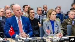 Посол США в НАТО Метью Вітакер та чільна дипломатка ЄС Кая Каллас на засіданні Контактної групи з питань оборони України в штаб-квартирі НАТО в Брюсселі, 11 квітня 2025 року