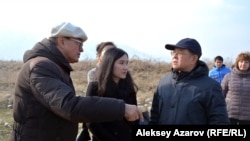 Академик-археолог Карл Байпақов ЮНЕСКО комитетінің  мониторинг комиссиясы өкілдеріне Талхиз қаласының орта ғасырлардағы маңызы туралы айтып тұр. Алматы облысы, 8 қараша 2016 жыл.