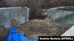 Pasojat e një shpërthimi në kanalin e Ibër-Lepencit në veri të Kosovës, 30 nëntorit.