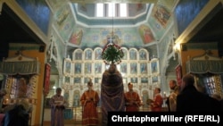 Father Serhiy conducts Orthodox Mass at St. John the Baptist Temple of the Moscow Patriarchate in Bakhmut.