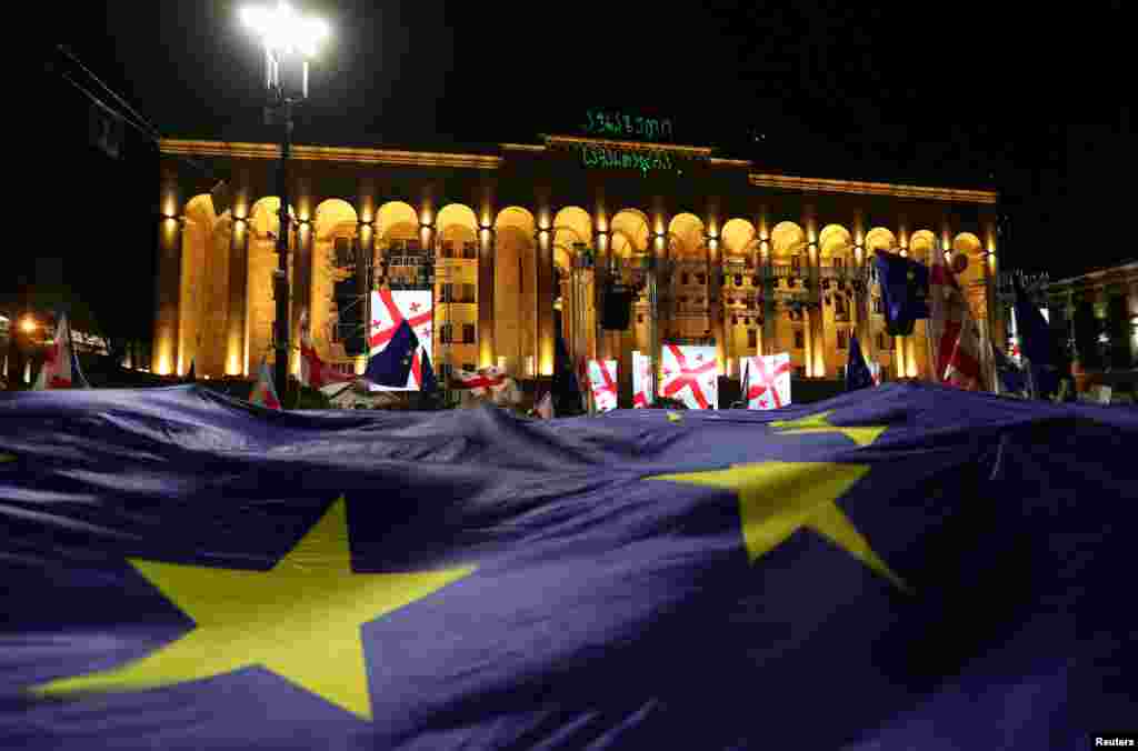 Centrul de presă al parlamentului a anunțat că doar jurnaliștii de la posturile de televiziune acreditate vor putea intra în clădire, în timp ce jurnaliștii din presa online și din presa scrisă nu vor avea voie să lucreze în parlament din motive de &bdquo;securitate&rdquo;.&nbsp;