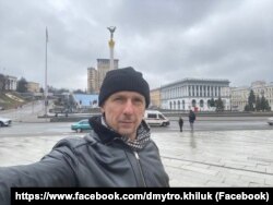 Дзьмтро Хілюк на Майдане Незалежнасьці ў Кіеве ў першы дзень расейскага ваеннага ўварваньня ў лютым 2022 году