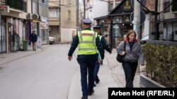 Dy policë në rrugët e qytetit të Vushtrrisë.