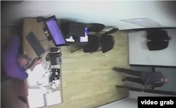 კადრი პროკურატურის მიერ გავრცელებული ვიდეოდან, რომელიც საგარეო საქმეთა სამინისტროშია გადაღებული და სადაც ჩანს მალხაზ მიქელაძე, რომელიც შედის ივერი მელაშვილის სამუშაო ოთახში