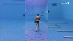 یو غوطه وهونکي په اوبو کې تر نیم ساعته د سا نه اخیستو رېکارډ جوړ کړی