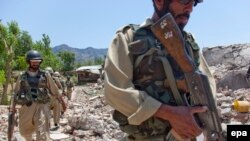 پاکستاني عسکر د خیبر پښتونخوا په بونېر کې د عملیاتو پر مهال - انځور له ارشیفه.
