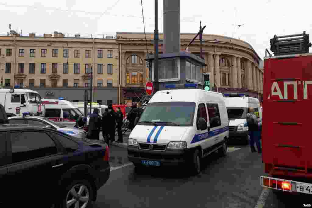 Около выхода со станции метро "Технологический институт".