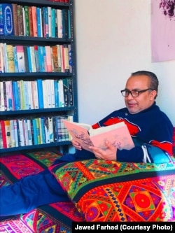 جاوید فرهاد در حال مطالعه در منزلش