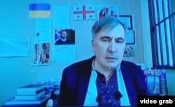 Бывший президент Грузии Михаил Саакашвили выступает по видеосвязи на судебном заседании из клиники Vivamed