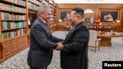 Лідер Північної Кореї Кім Чен Ин потискає руку секретареві Ради безпеки Росії Сергієві Шойгу в Пхеньяні, Північна Корея, 4 червня 2025 року