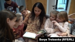 Подружжю вдалося вивезти не лише власний дітей з окупації, а й врятувати двох дівчаток з дитячого будинку