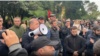 ადგილობრივი მედიის თანახმად, "საპროტესტო აქციაზე ხალხი დილიდან იკრიბებოდა რუსეთისა და აფხაზეთის დროშებით".
