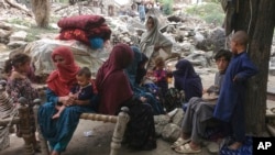 په کونړ کې یو شمېر زلزله ځپلې نجونې، ښځې او د نویو زېږېدلو ماشومانو او امېندواره میندې وایي، هېڅ ډول روغتیایي اسانتیاوو ته لاسرسی نه لري.