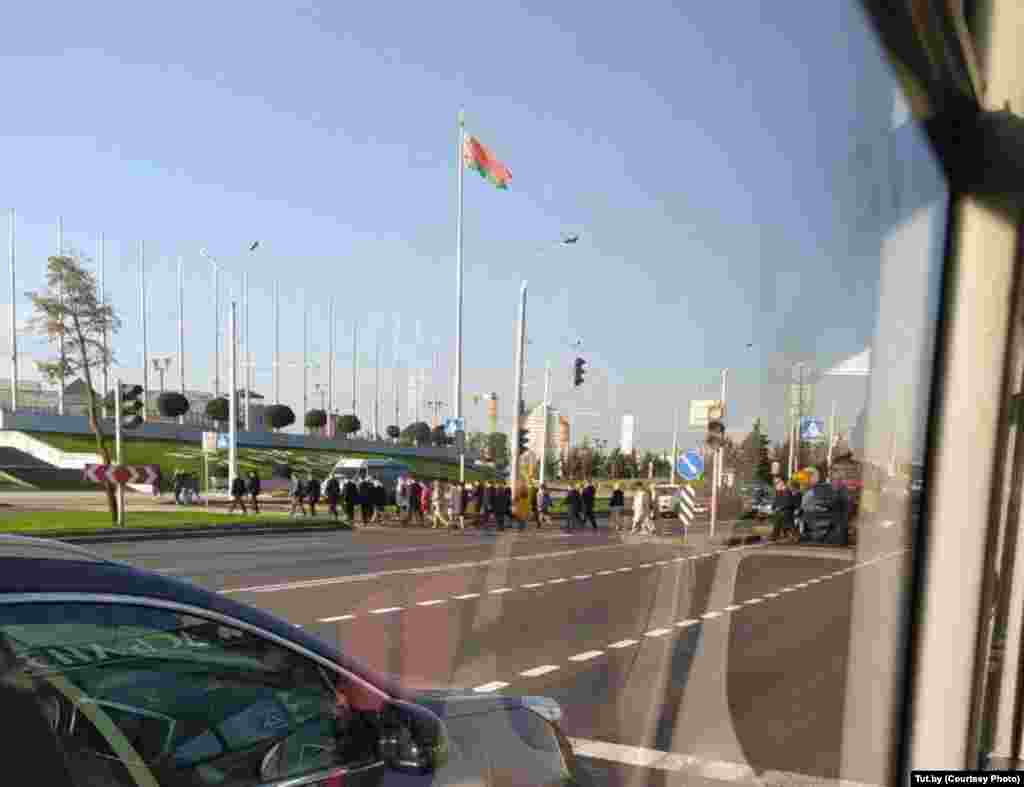 В среду утром можно было увидеть большое количество силовиков возле Дворца независимости и выставочного центра "БелЭкспо", который находится неподалеку