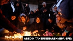 Teheran: lumânări aprinse în memoria celor 176 de pasageri ai avionului ucrainean, doborât de armata iraniană pe 8 ianuarie 2020. Manifestația de solidaritate s-a transformat într-un protest antiguvernamental, 11 ianuarie 2020.