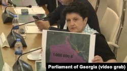 წულუკიანი გახარიას უჩვენებს წინასწარ მომზადებულ რუკას. ასეთი ფურცლები კომისიის ყეველა წევრს ცალ-ცალკე ჰქონდა ამობეჭდილი.
