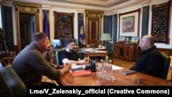 Голова Офісу президента Андрій Єрмак (л), президент України Володимир Зеленський (ц) і нинішній секретар РНБО Рустем Умєров (п), липень 2025 року