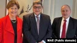 Ministrul român de Externe, Emil Hurezeanu, și senatorii americani Jane Shaheen ( stanga) și James Risch (dreapta)