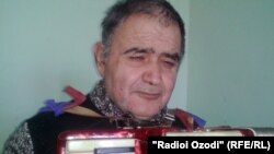 Абдухолиқ Сӯфиев овозхони оворагарду нобиноест, ки бо сурудани таронаҳои Аҳмад Зоҳир маъруф аст.