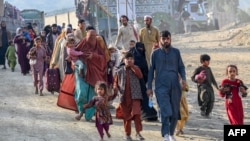 گروهی از مهاجرین افغان که مجبور شده اند افغانستان را ترک کنند