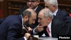 Armenia - Prime Minister Nikol Pashinian and Foreign Minister Ararat Mirzoyan attend the Armenian government's question-and-answer session in parliament, September 10, 2025.