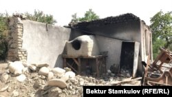 Чек арадагы куралдуу жаңжалда жабыркаган үй. Ак-Сай айылы. Баткен. Май, 2021-жыл.