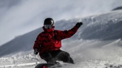 «واوره کې د آزادۍ احساس دی»؛ فرانسه کې افغان کډوال سنوربورډ لوبې ته ستانه شوي
