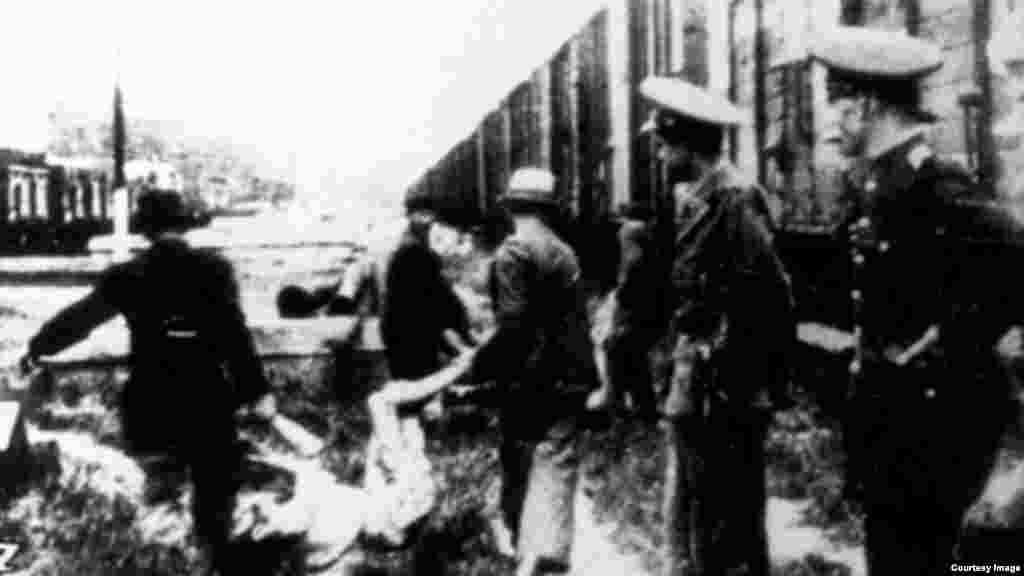 &bdquo;​În noaptea de 28/29 iunie 1941, Ion Antonescu a ordonat deportarea totală a populaţiei evreieşti din Iaşi (ordinul va fi revizuit a doua zi, rămânând a fi dislocată doar populaţia masculină adultă), iar lucrurile au degenerat ca urmare a punerii în aplicare a acestui ordin neclar şi profund antisemit. Mulţi evrei au fost ucişi pe loc, acolo unde au fost găsiţi în oraş de patrule mixte (compuse din soldaţi, poliţişti, gardieni şi jandarmi români, soldaţi germani sau civili mânaţi de antisemitism sau invidie socială), iar alţii au fost masaţi în curtea Chesturii de poliţie, unde s-a deschis focul în plin. Ulterior, evreii au fost urcaţi în două trenuri care şi-au căpătat trista faimă de 'trenuri ale morţii'. Din cauza supraaglomerării, a căldurii, a lipsei apei şi oxigenului, mii de evrei au murit în cele două trenuri sigilate şi păzite de soldaţi." - Adrian Cioflâncă, pogromuldelaiasi.ro