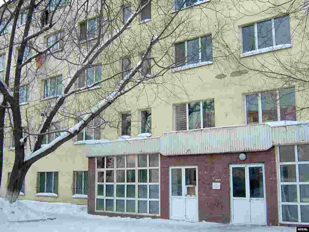 Театрға 1963 жылы салынған жатақхана берілген. Әртістерге екі жылдан кейін пәтер береміз деп уәде еткен болатын. - Театру было предоставлено общежитие,  построенное в 1963  году. Артистам обещали, что они получат свои квартиры за два года. 