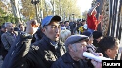 Родственники погибших в апреле при столкновениях в Кыргызстане протестуют у ворот здания  парламента во время его первого заседания. Бишкек, 10 ноября 2010 года.