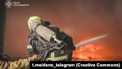 Рятувальники ліквідують пожежу після російського удару по Харківщині, архівне фото