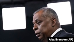 د دفاع وزیر لوېډ اسټن