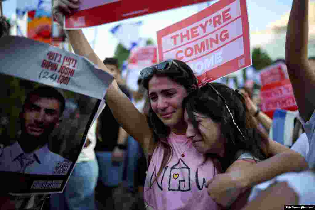 Građani na Trgu talaca u Tel Avivu nakon vesti o oslobađanju prvih sedam izraeskih talaca, 13. okrobar 2025.