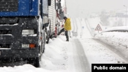 Бишкек-Ош жолундагы жүк ташуучу унаалар. Архивдик сүрөт.