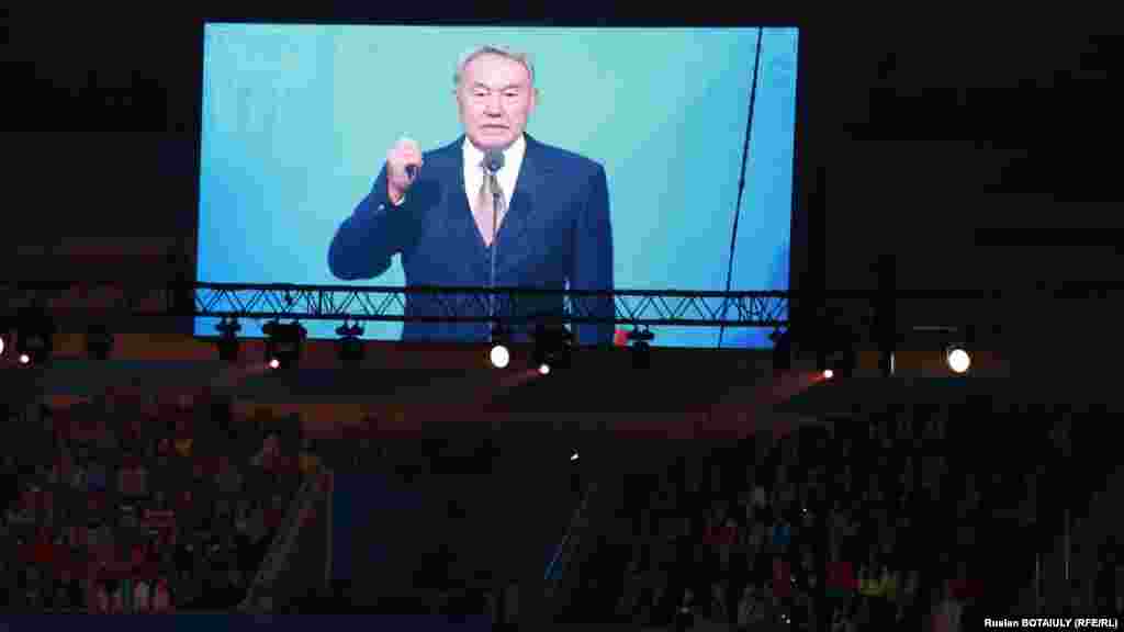 Изображение президента Казахстана Нурсултана Назарбаева на экране во время проведения акции "Одна Родина! Одна судьба! Один лидер!". Астана, 1 декабря 2014 года.