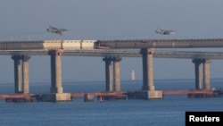 Російські бойові літаки біля Керченського мосту під час протистояння з українськими кораблями, 25 листопада 2018 року