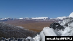 Кумтөр. Кен казуу үчүн мөңгүнү ушинтип талкалап, башка жака ташып кетишет.