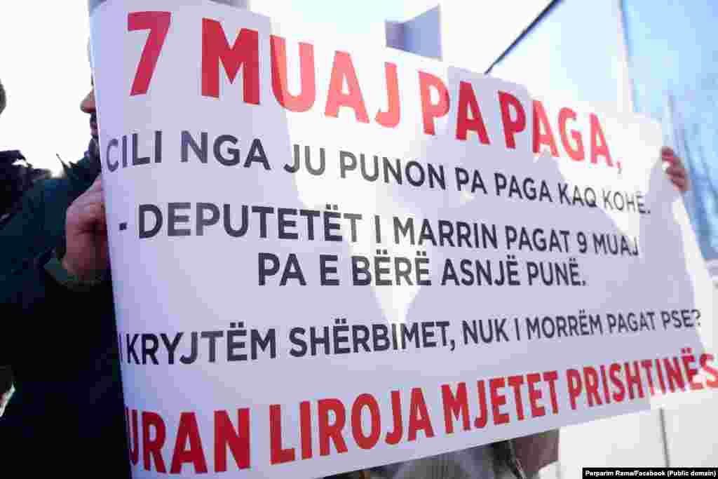 Mbrapa Ramës janë parë disa persona duhet mbajtur mbishkrime “Shtatë muaj pa paga”.