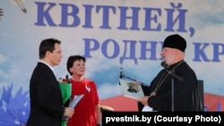 Канцэрт «Песьні перамогі. Галасы пакаленьняў» у Полацку дабраславіў япіскап Полацкі і Глыбоцкі Ігнацій (справа). Ён уручае падарунак Радзівону Газманаву (зьлева). Фота з газэты "Полацкі веснік"