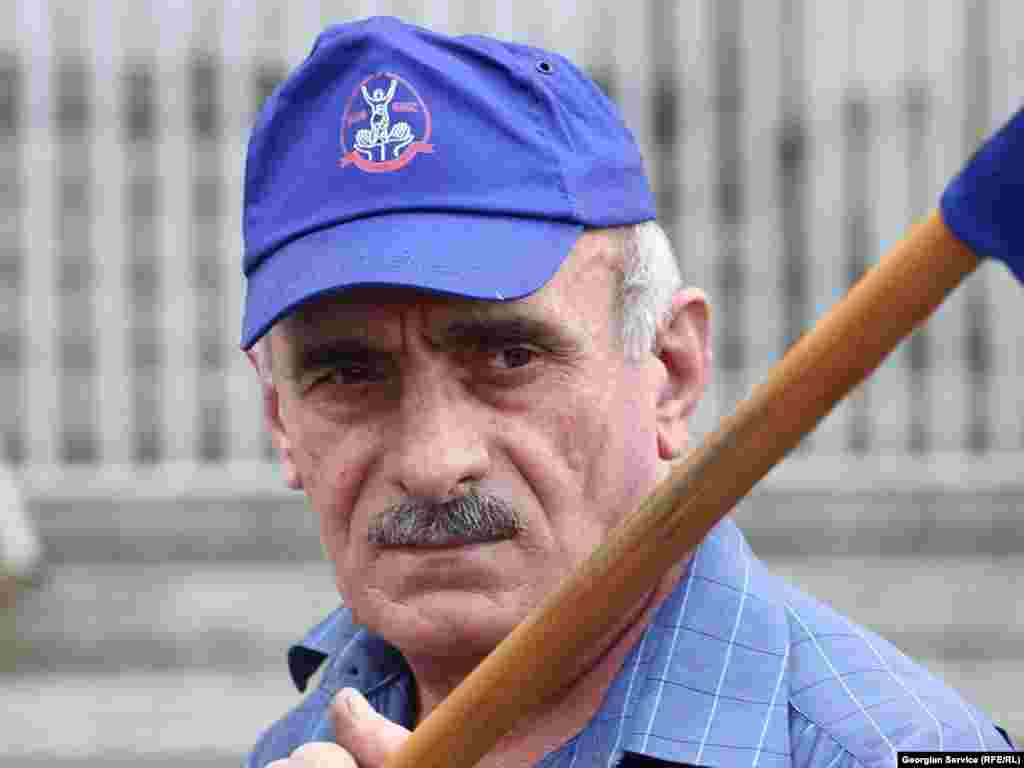 აქციის მონაწილეებმა საკანონმდებლო ორგანოს შრომის კოდექსის შეცვლა და უსაფრთხოების გარანტიები მოსთხოვეს. - ტყიბულის მაღაროში 27 აგვისტოს მომხდარი აფეთქების შედეგად დაღუპულთა რაოდენობა ოთხამდე გაიზარდა. ხუთშაბათს თბილისში, პარლამენტის შენობასთან, დაღუპულთა ხსოვნას მდუმარე აქციით მიაგეს პატივი საქართველოს პროფკავშირების წარმომადგენლებმა. მათ გააპროტესტეს კანონმდებლობა, რომელიც, მათივე შეფასებით, არ იცავს დასაქმებულთა უფლებებსა და უსაფრთხოებას.